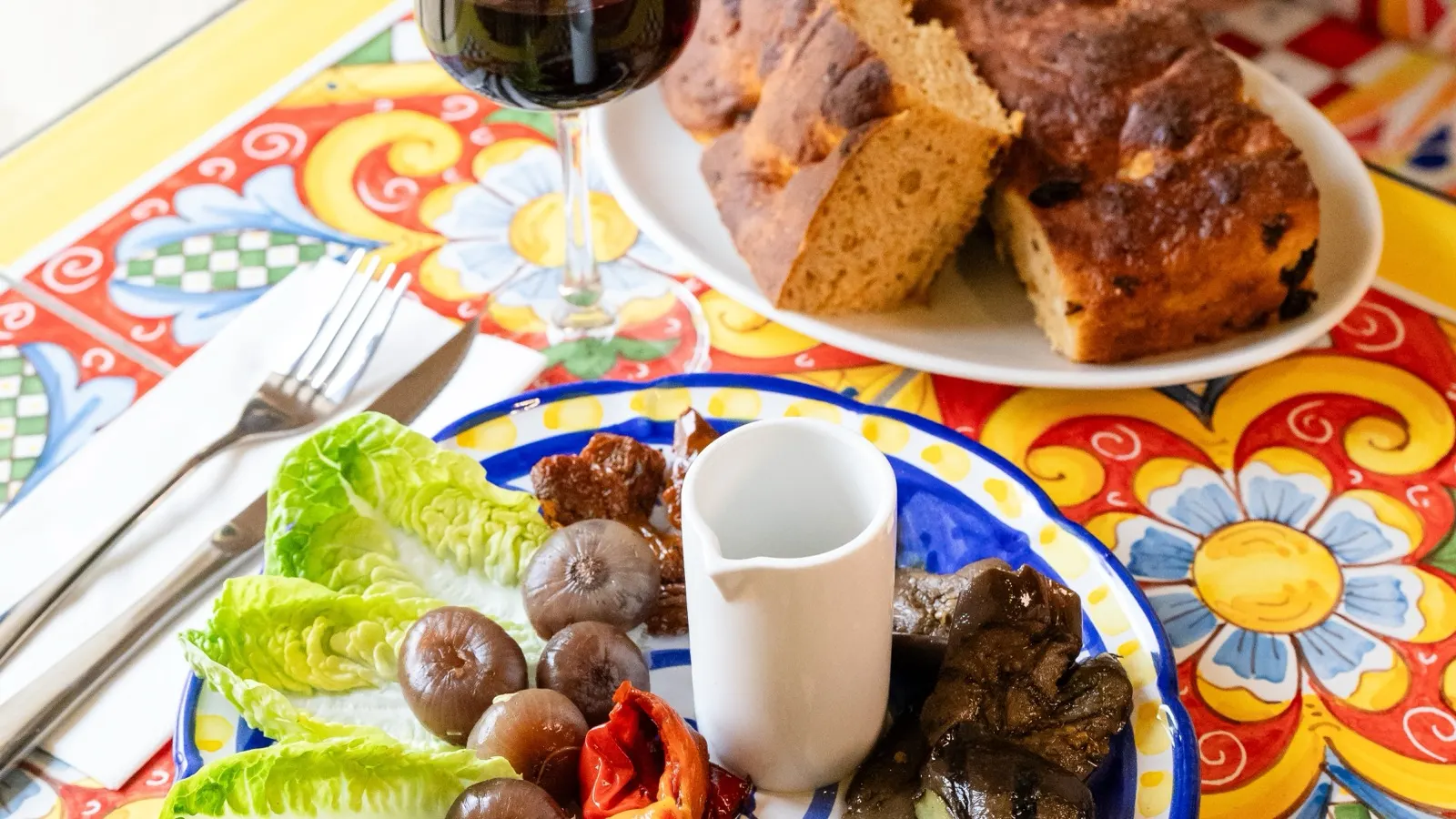 Antipasti et burrata dressés sur la faïence de Casa Capri