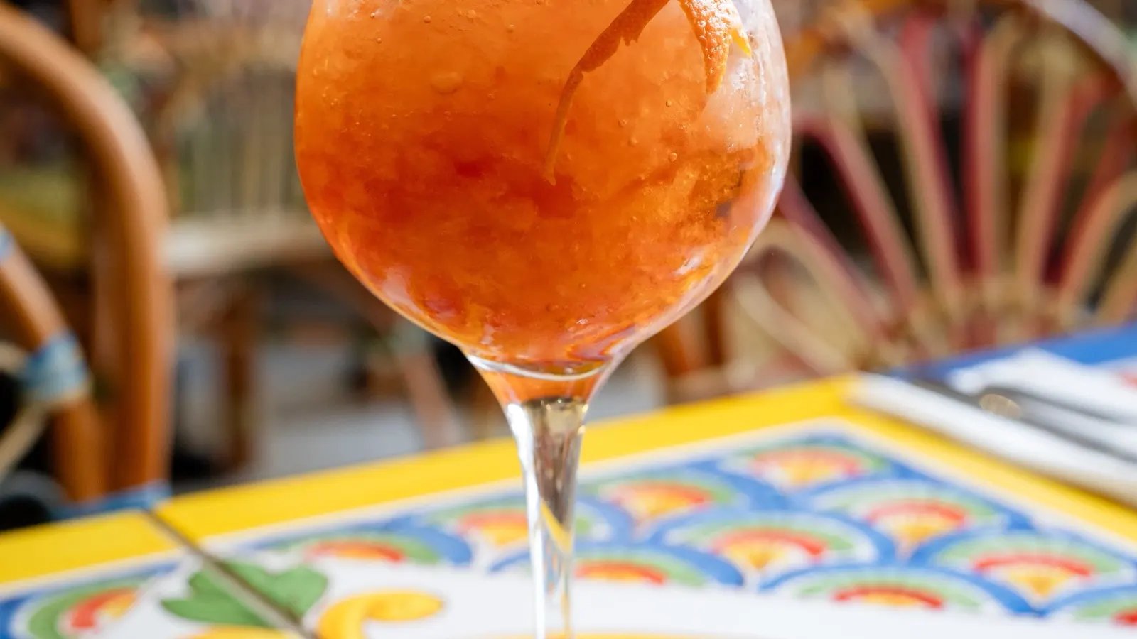 Apéritifs et bières fraîches sur une table de Casa Capri