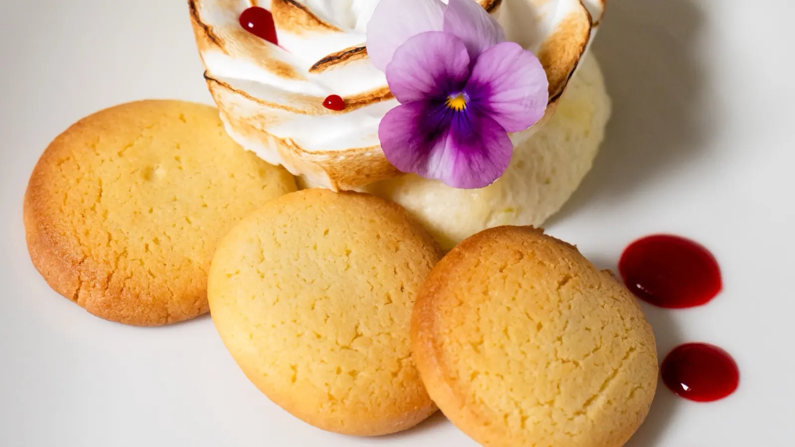 Dessert de Casa Capri, meringue et sablés