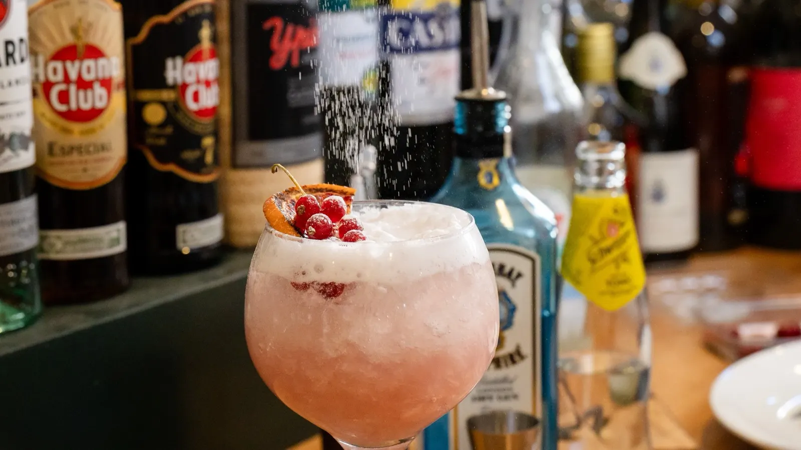 Bouteilles de spiritueux du bar de Casa Capri