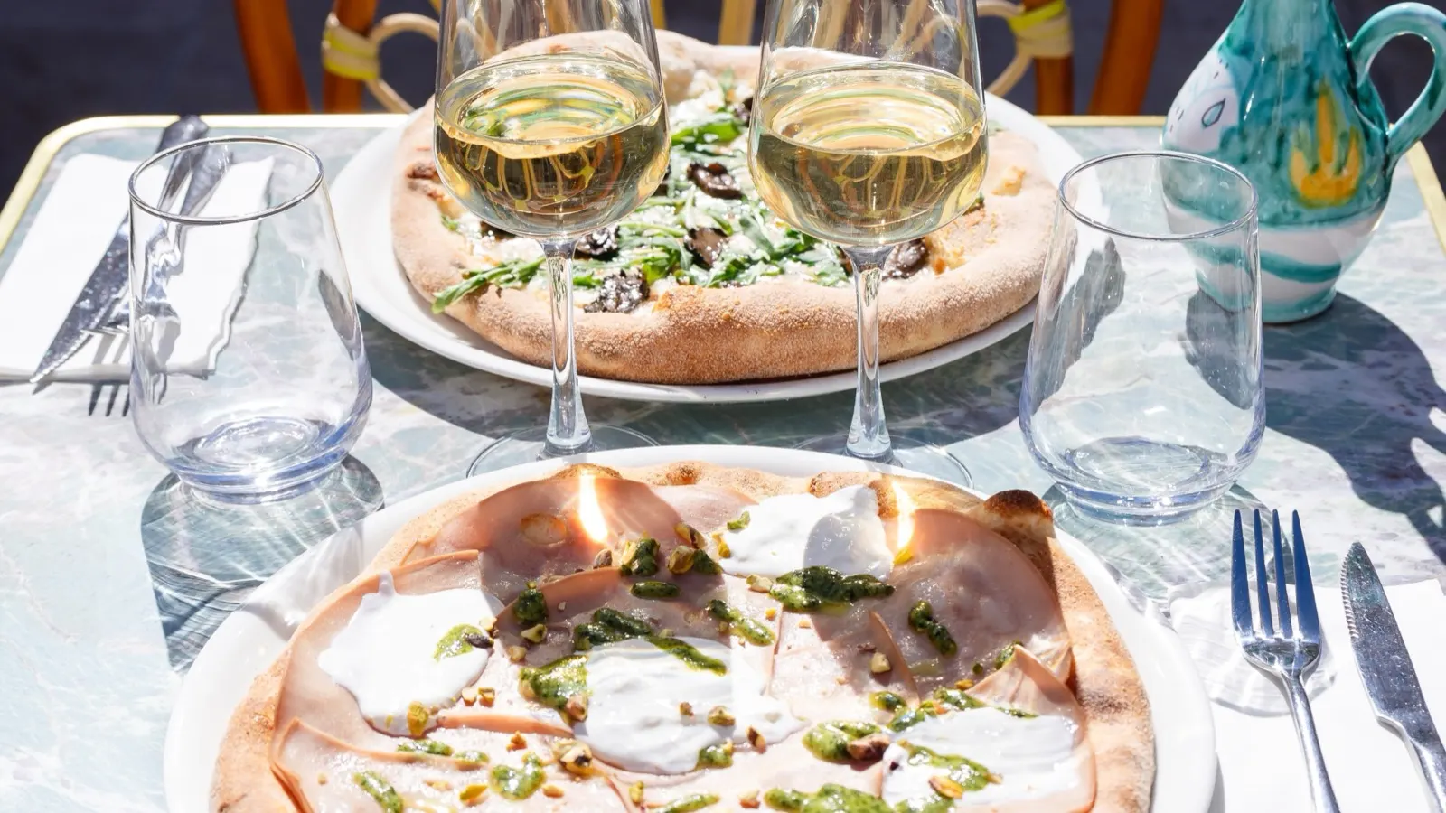 Tapas et pizza servies au bar de Casa Capri
