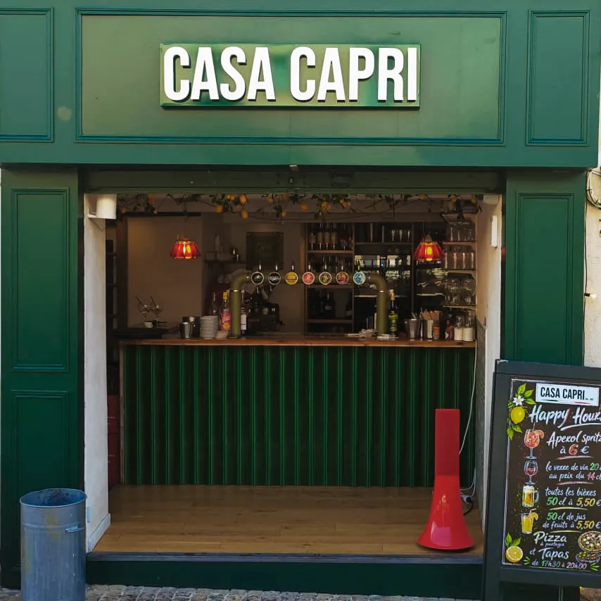 La devanture du bar Casa Capri, comptoir vert et enseigne au-dessus