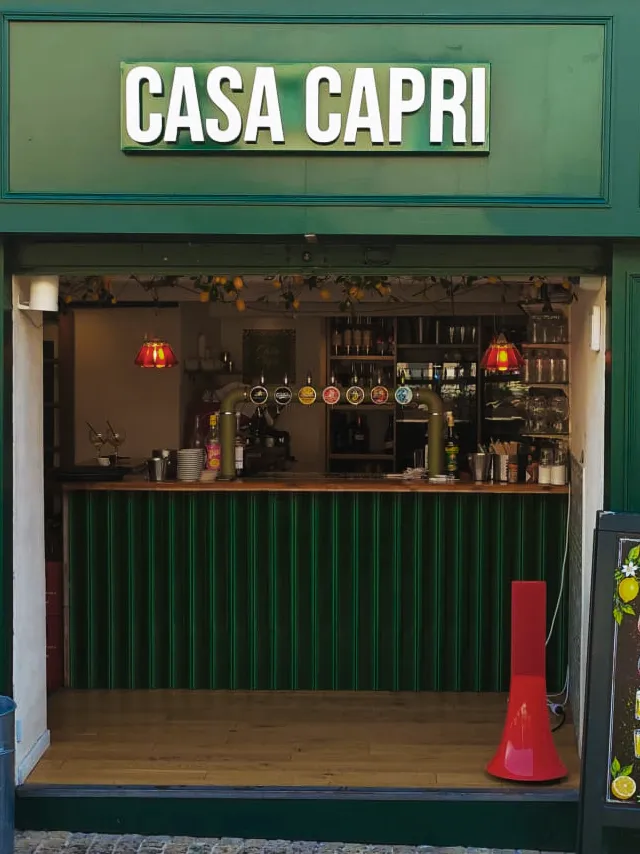 La devanture du bar Casa Capri, comptoir vert et enseigne au-dessus