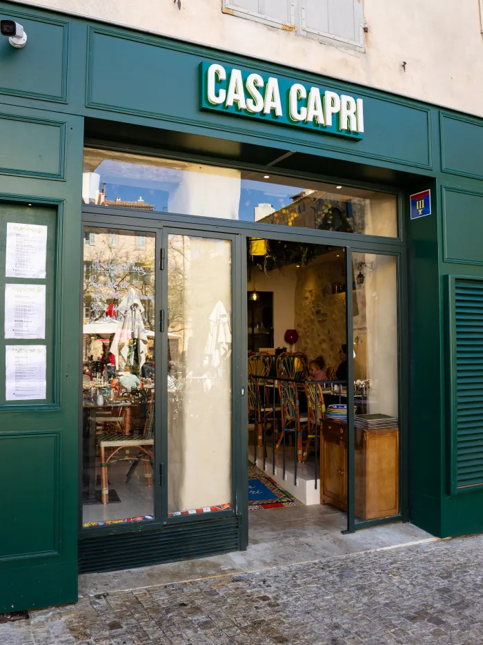 La devanture du restaurant Casa Capri sur la Place des Cardeurs